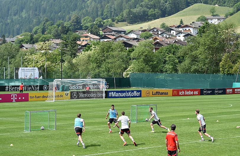 Am Donnerstagvormittag bat Jogi Löw die Nationalspieler zur ersten Trainingseinheit auf den Rasen.