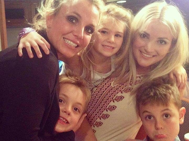 Britney Spears (li.) und ihre Schwester Jamie Lynn mit den Kindern Maddie, Jayden und Sean