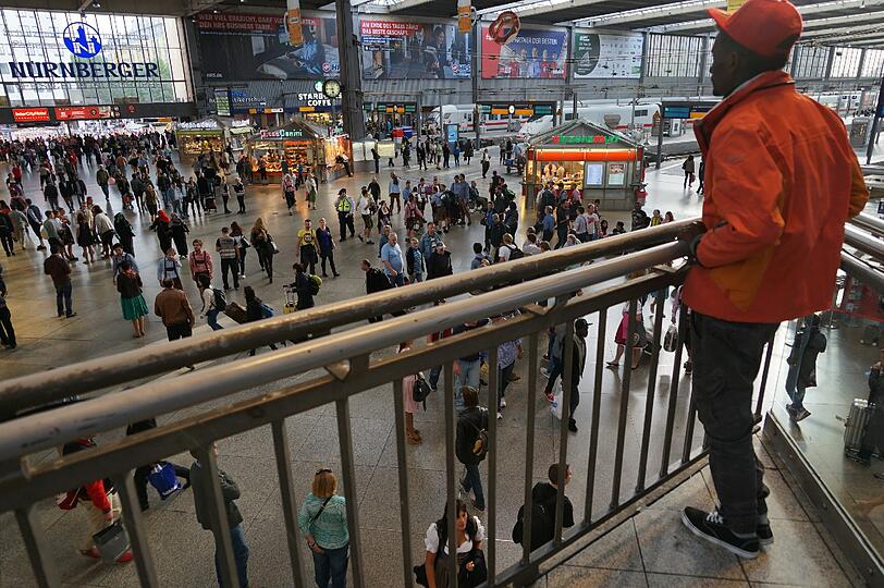 Flüchtlinge und Wiesn-Besucher treffen in München aufeinander, Bilder vom Hauptbahnhof am ersten Tag des Oktoberfests.