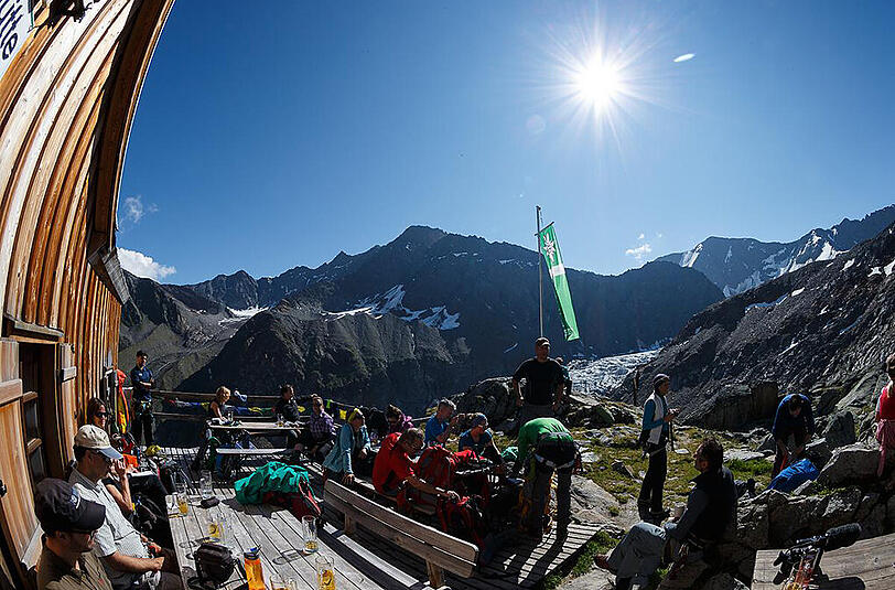Wohlverdiente Brotzeit auf der Rauhekopfhütte (2731 Meter)