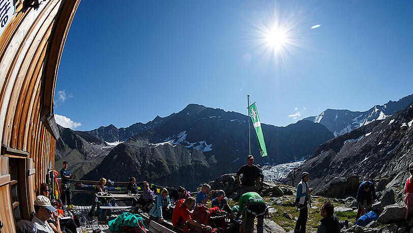 Wohlverdiente Brotzeit auf der Rauhekopfhütte (2731 Meter) Wohlverdiente Brotzeit auf der Rauhekopfhütte (2731 Meter)