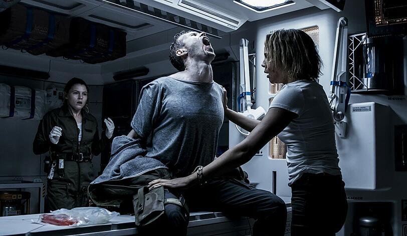 Viel Zeit zum Leben bleibt der "Covenant"-Crew (Carmen Ejogo links, Benjamin Rigby, Amy Seimetz) nicht: Nach der Infektion mit dem Alienvirus dauert's nur wenige Minuten, bis der Wirt von innen geöffnet wird.