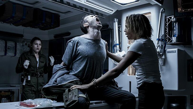 Viel Zeit zum Leben bleibt der "Covenant"-Crew (Carmen Ejogo links, Benjamin Rigby, Amy Seimetz) nicht: Nach der Infektion mit dem Alienvirus dauert's nur wenige Minuten, bis der Wirt von innen geöffnet wird.