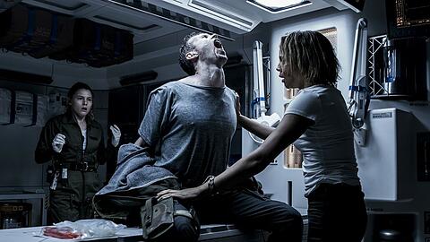 Viel Zeit zum Leben bleibt der "Covenant"-Crew (Carmen Ejogo links, Benjamin Rigby, Amy Seimetz) nicht: Nach der Infektion mit dem Alienvirus dauert's nur wenige Minuten, bis der Wirt von innen geöffnet wird.