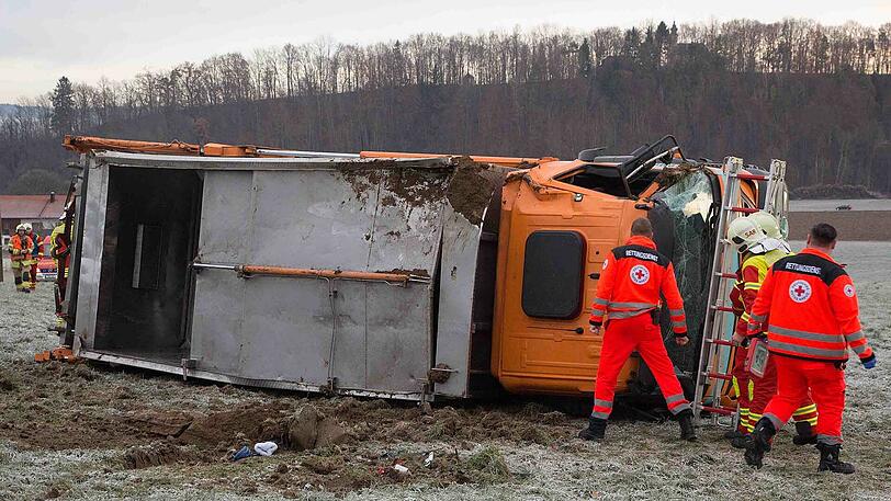 Der schwere Lkw schleuderte auf die Wiese ehe er umkippte und sich überschlug - die Bilder von der Unfallstelle.