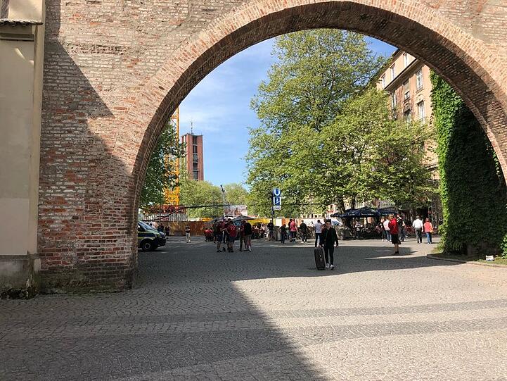 Sonntagvormittag, um kurz vor 11 Uhr: Die Lage am Sendlinger Tor, wo sich die Ultras des FC Bayern treffen.