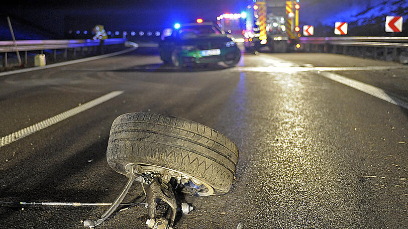 Der rechte Hinterreifen des Sportwagens lag 15 Meter vor dem Auto.