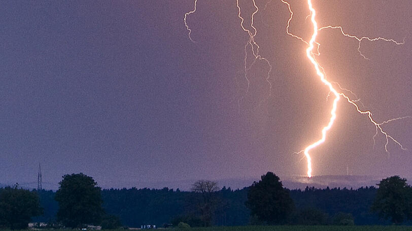 Ein Blitz schlägt ein. (Symbolbild)