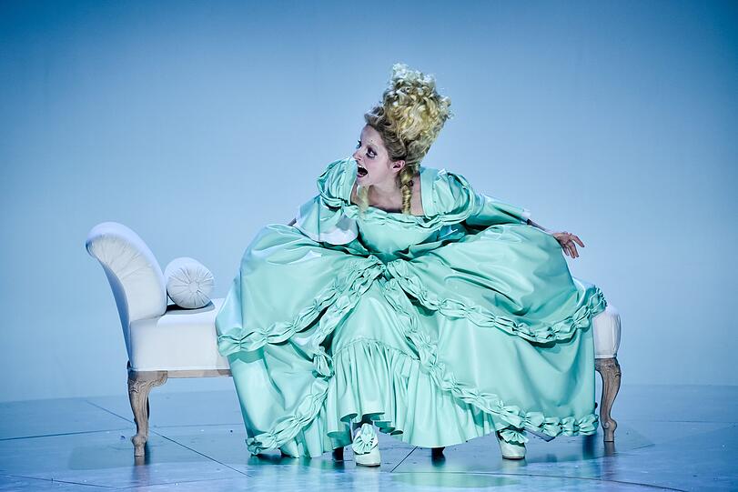 Anne Stein als Hedda Gabler in der Inszenierung von Lucia Bihler im Volkstheater.