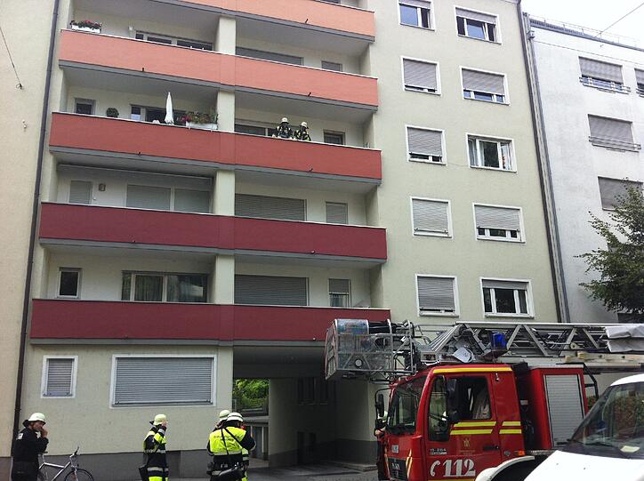 ... wenig später öffnet der Bewohner die Wohnungstür.