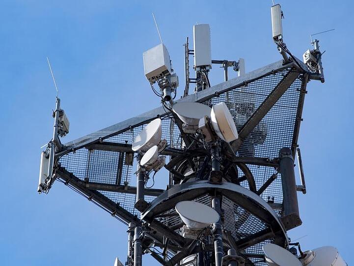 Mit 5G können auf dichtem Raum mit niedriger Sendeleistung tausende Anwender mit mobilem Breitband versorgt werden.