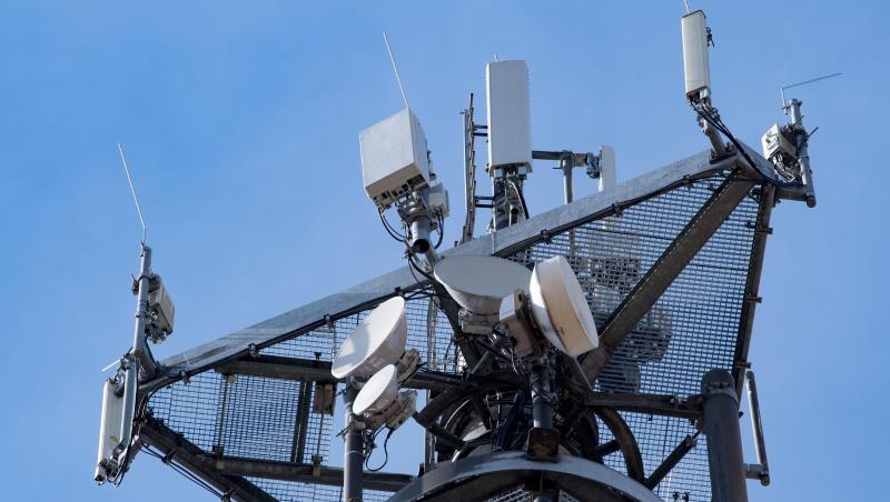 Mit 5G können auf dichtem Raum mit niedriger Sendeleistung tausende Anwender mit mobilem Breitband versorgt werden. Mit 5G können auf dichtem Raum mit niedriger Sendeleistung tausende Anwender mit mobilem Breitband versorgt werden.