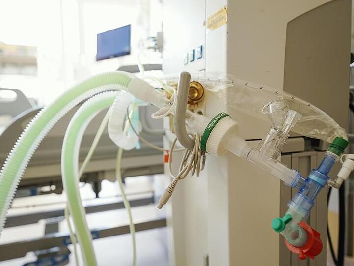 Ein Beatmungsgerät steht vor einem Bett in einem Patientenzimmer. Foto: Uwe Anspach/dpa/Archivbild