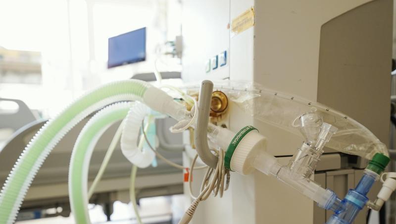 Ein Beatmungsgerät steht vor einem Bett in einem Patientenzimmer. Foto: Uwe Anspach/dpa/Archivbild Ein Beatmungsgerät steht vor einem Bett in einem Patientenzimmer. Foto: Uwe Anspach/dpa/Archivbild