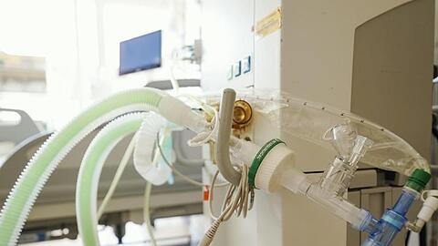 Ein Beatmungsgerät steht vor einem Bett in einem Patientenzimmer. Foto: Uwe Anspach/dpa/Archivbild