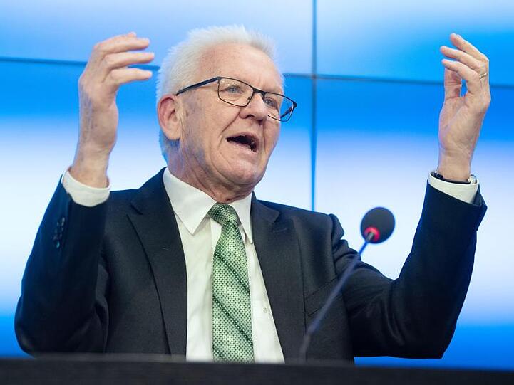 "Ich fürchte, das Ansehen der demokratischen Parteien hat durch das Verhalten von CDU und FDP in Thüringen insgesamt Schaden genommen", sagt Kretschmann.