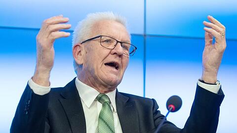 "Ich fürchte, das Ansehen der demokratischen Parteien hat durch das Verhalten von CDU und FDP in Thüringen insgesamt Schaden genommen", sagt Kretschmann.