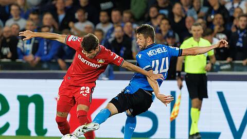 Der Leverkusener Adam Hlozek kämpft mit Brandon Mechele (r) vom FC Brügge um den Ball.