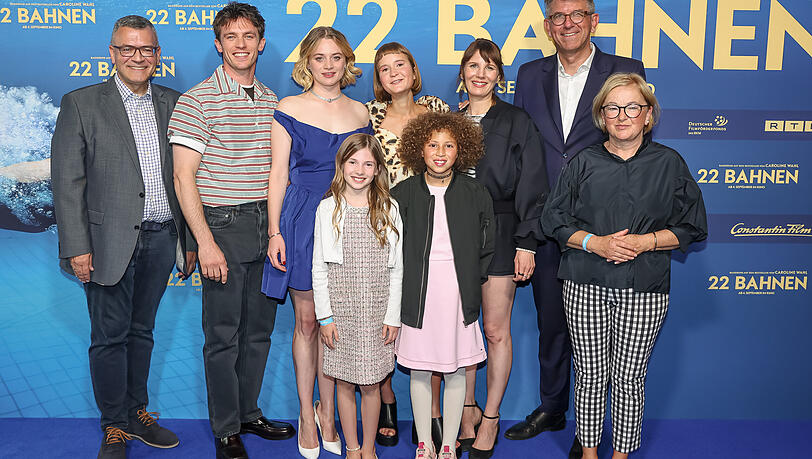 Staatsminister Florian Herrmann, die Hauptdarsteller Jannis Niewöhner und Luna Wedler, Autorin Caroline Wahl, Regisseurin Mia Maariel Meyer, Kulturstaatsminister Wolfram Weimer, Zoe Baier, Atabey Chiriac und Dorothee Erpenstein (FFF Bayern) bei der Premiere von "22 Bahnen". Staatsminister Florian Herrmann, die Hauptdarsteller Jannis Niewöhner und Luna Wedler, Autorin Caroline Wahl, Regisseurin Mia Maariel Meyer, Kulturstaatsminister Wolfram Weimer, Zoe Baier, Atabey Chiriac und Dorothee Erpenstein (FFF Bayern) bei der Premiere von "22 Bahnen".