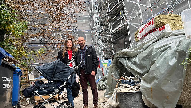 Zwischen Schimmel, Staub und Steinchen: Maria M. und Maximilian A. leben mit ihrer Tochter (1) direkt unter der Baustelle. Zwischen Schimmel, Staub und Steinchen: Maria M. und Maximilian A. leben mit ihrer Tochter (1) direkt unter der Baustelle.