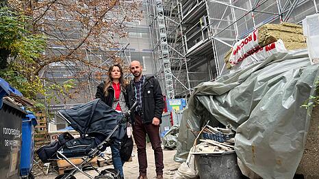 Zwischen Schimmel, Staub und Steinchen: Maria M. und Maximilian A. leben mit ihrer Tochter (1) direkt unter der Baustelle.