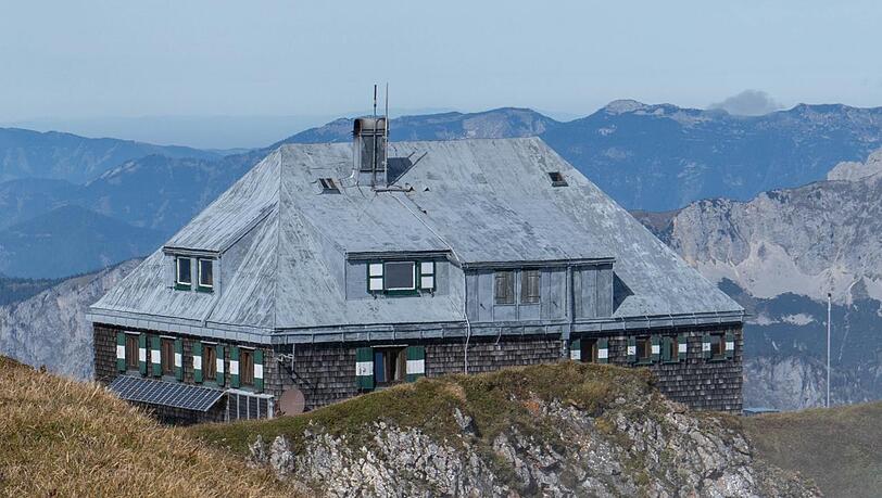 Die Reichenstein-H&uuml;tte ist ein beliebtes Wanderziel. Derzeit ist die H&uuml;tte geschlossen. Geplant ist, dass das in die Jahre gekommene Haus durch einen Neubau ersetzt wird.