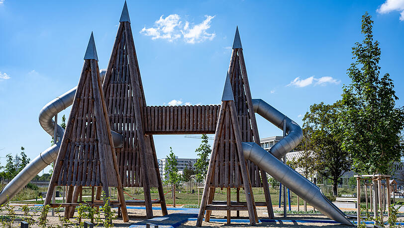 Der Spielplatz in der neu eröffneten Grünanlage am Helene-Wessel-Bogen. Der Spielplatz in der neu eröffneten Grünanlage am Helene-Wessel-Bogen.