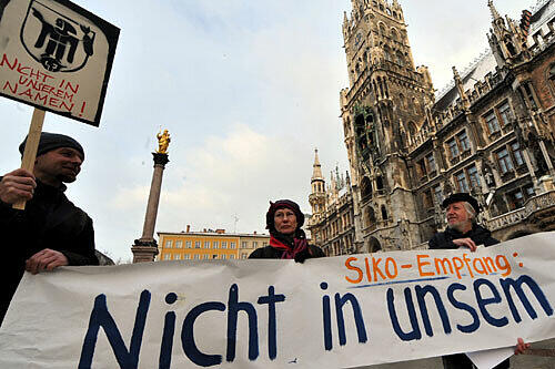 Aktivisten des Aktionsbündnisses gegen die Nato-Sicherheitskonferenz protestieren vor dem Rathaus