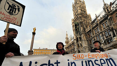 Aktivisten des Aktionsbündnisses gegen die Nato-Sicherheitskonferenz protestieren vor dem Rathaus Aktivisten des Aktionsbündnisses gegen die Nato-Sicherheitskonferenz protestieren vor dem Rathaus