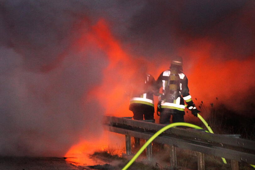 Auf der A94 steht ein Lkw in Flammen: Die Bilder vom Feuerwehreinsatz.