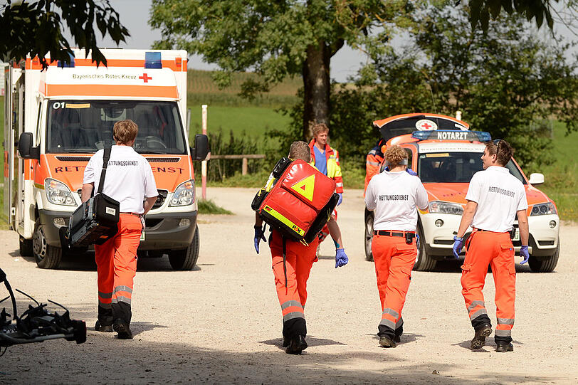 Per Rettungshubschrauber wurde die leblose Person aus dem Chiemsee gerettet. Die Hilfe kam jedoch leider zu spät.