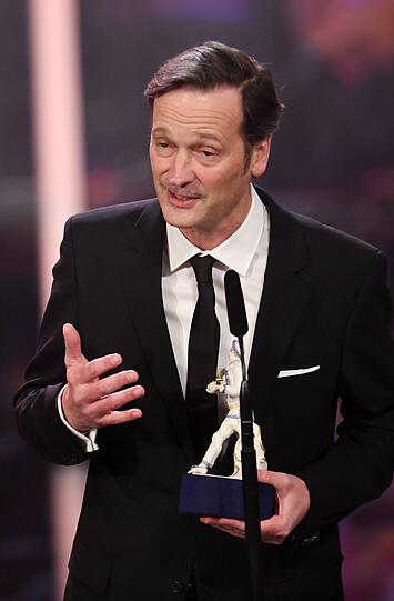 Regisseur Ed Herzog mit dem Publikumspreis für seinen Film "Sauerkrautkoma".