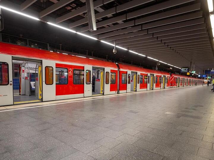 Ein S-Bahn Zug steht am Marienplatz auf dem Bahnhof. Foto: Peter Kneffel/dpa/Symbolbild