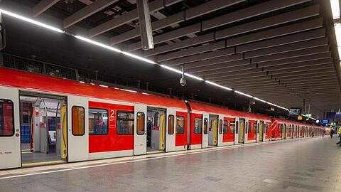 Ein S-Bahn Zug steht am Marienplatz auf dem Bahnhof. Foto: Peter Kneffel/dpa/Symbolbild