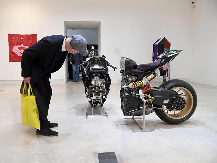 Ein zersägtes Motorrad der Künstlerin Alexandra Bircken auf der Art Biennale Venedig 2019.