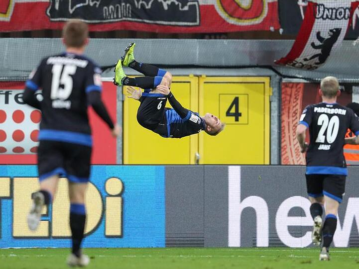Paderborns Torschütze Kai Pröger (M) feiert seinen Treffer zum 1:1 mit einem Salto.