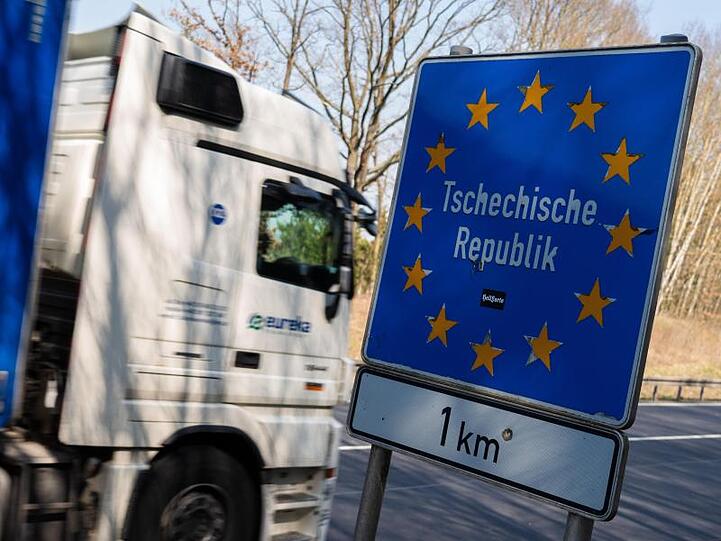 Ein Lastwagen an der Grenze zwischen Bayern und Tschechien nahe dem oberfränkischen Schirnding. Foto: Nicolas Armer/dpa/Archivbild
