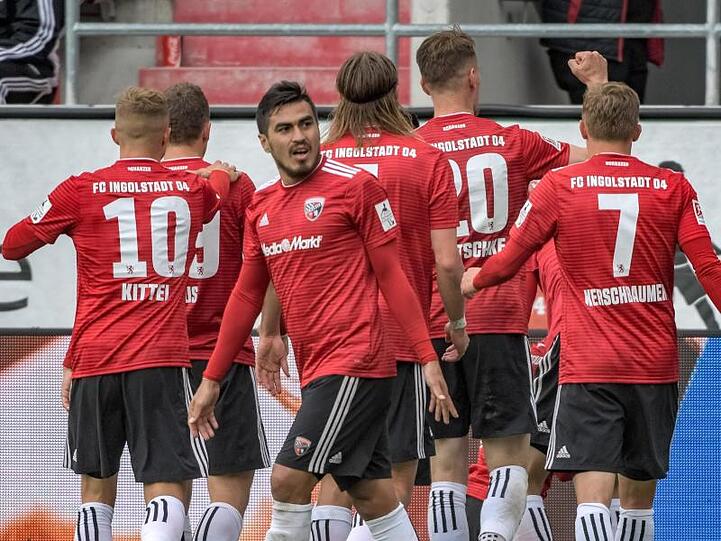 Die Mannschaft von Ingolstadt jubelt nach dem Treffer zum 3:0 gegen Darmstadt. Foto: Armin Weigel