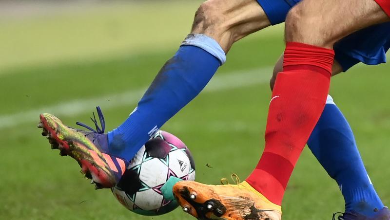 Zwei Fußballspieler kämpfen um den Ball.