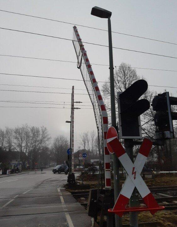 Die demolierte Schranke am Bahnübergang.