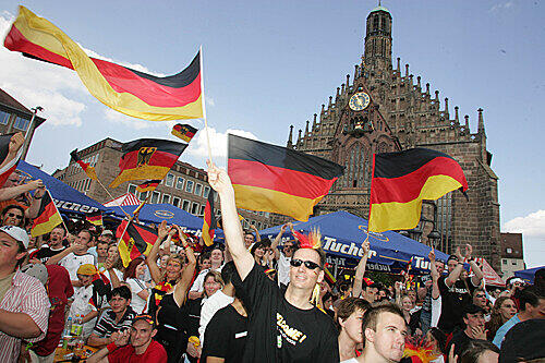 Bei der Fußball-WM 2006 war der Hauptmarkt Jubel-Zentrale. Die Veranstalter hoffen nun, dass die Stimmung beim EM-Fanfest am Kornmarkt ähnlich hoch kocht.