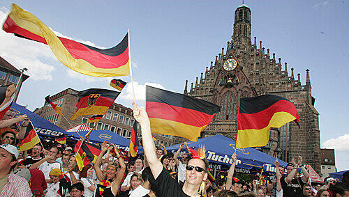 Bei der Fußball-WM 2006 war der Hauptmarkt Jubel-Zentrale. Die Veranstalter hoffen nun, dass die Stimmung beim EM-Fanfest am Kornmarkt ähnlich hoch kocht. Bei der Fußball-WM 2006 war der Hauptmarkt Jubel-Zentrale. Die Veranstalter hoffen nun, dass die Stimmung beim EM-Fanfest am Kornmarkt ähnlich hoch kocht.