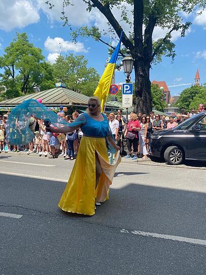 Doppeltes Statement: Eine Dragqueen gekleidet in blau und gelb, den Nationalfarben der Ukraine.