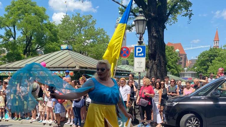 Doppeltes Statement: Eine Dragqueen gekleidet in blau und gelb, den Nationalfarben der Ukraine. Doppeltes Statement: Eine Dragqueen gekleidet in blau und gelb, den Nationalfarben der Ukraine.