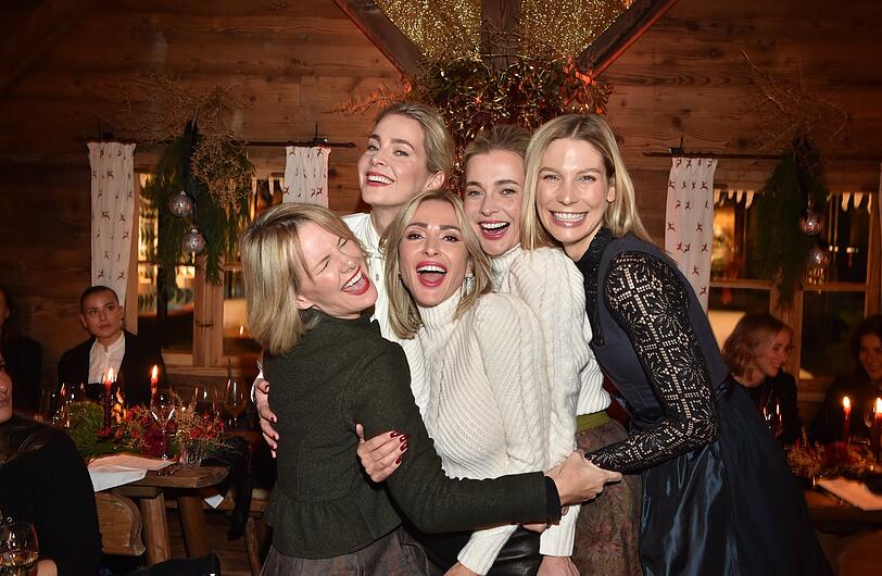 Gut gelaunt und glücklich: Monica Ivancan, Julia Meise, Kinga Mathe, Nina Meise und Sarah Brandner