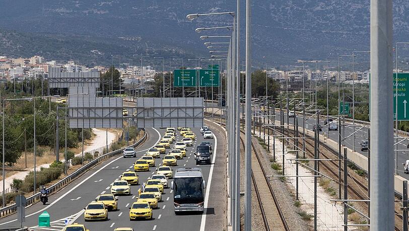 Wer zum Flughafen will, hat es schwer: Taxistreik in Athen.