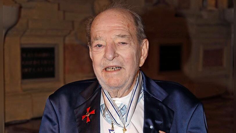 Ralph Siegel musste sich wegen einer Lungenentzündung behandeln lassen. Ralph Siegel musste sich wegen einer Lungenentzündung behandeln lassen.