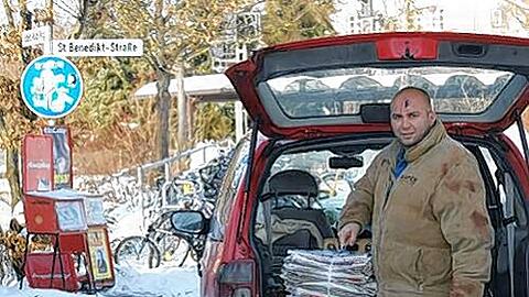 Seine Wunde am Kopf musste mit vier Stichen genäht werden, die Jacke ist blutverschmiert: Kosta G. (38) an dem Ort, wo er brutal zusammen geschlagen wurde.