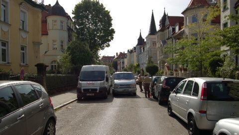 Ein betrunkener Autofahrer rammt in der Bothmerstraße in Neuhausen sieben Autos. Beim letzten steht ein Mann - den klemmt er ein und verletzt ihn schwer. Ein betrunkener Autofahrer rammt in der Bothmerstraße in Neuhausen sieben Autos. Beim letzten steht ein Mann - den klemmt er ein und verletzt ihn schwer.