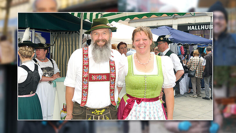 Rohrnetzmeister Peter (54) und
Erzieherin Barbara Schmid (42). 
Peter Schmid: "Ich mag an meiner Frau ihre Unkompliziertheit und dass sie robust ist. Außerdem mag ich sie so  wie sie 
ist - ich würde sie niemals ändern wollen - das steht keinem Partner zu. 
Mir san so mit Tracht aufgewachsen - am Wochenende ist das unsere Alltagskleidung. Unter der Woche tragen wir  Arbeitskleidung oder 
einfach Jeans mit T-Shirt. 
Mittwochs bin ich am liebsten im Biergarten Chinesischer Turm. Da spielt nämlich dann Blasmusik. Brotzeit  bringen wir dazu selbst mit, 
Bier und Brezn kaufen wir dann dort." 
Barbara Schmid: "Ich liebe meinen Mann immer noch so wie vor zehn Jahren als wir uns in der Kult Kneipe Alter  Hut in der Feilitzschstraße kennengelernt.  
Mein Ausflugstipp ist Garmisch Partenkirchen - und dann am besten einkehren in der Höllentalangerhütte in  Grainau."